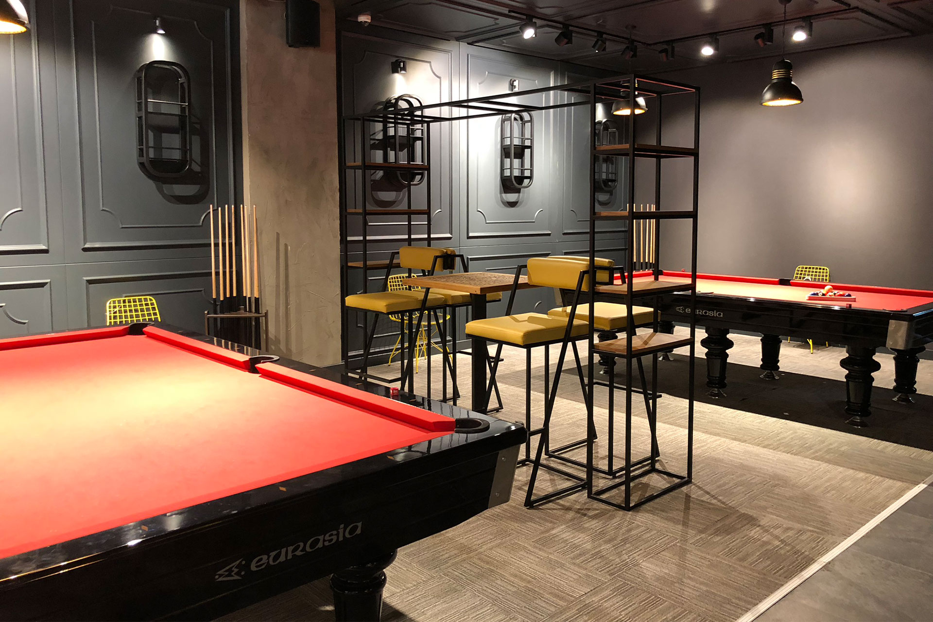 Imagen de la mesa principal del taller de producción de Avrasya Bilardo.