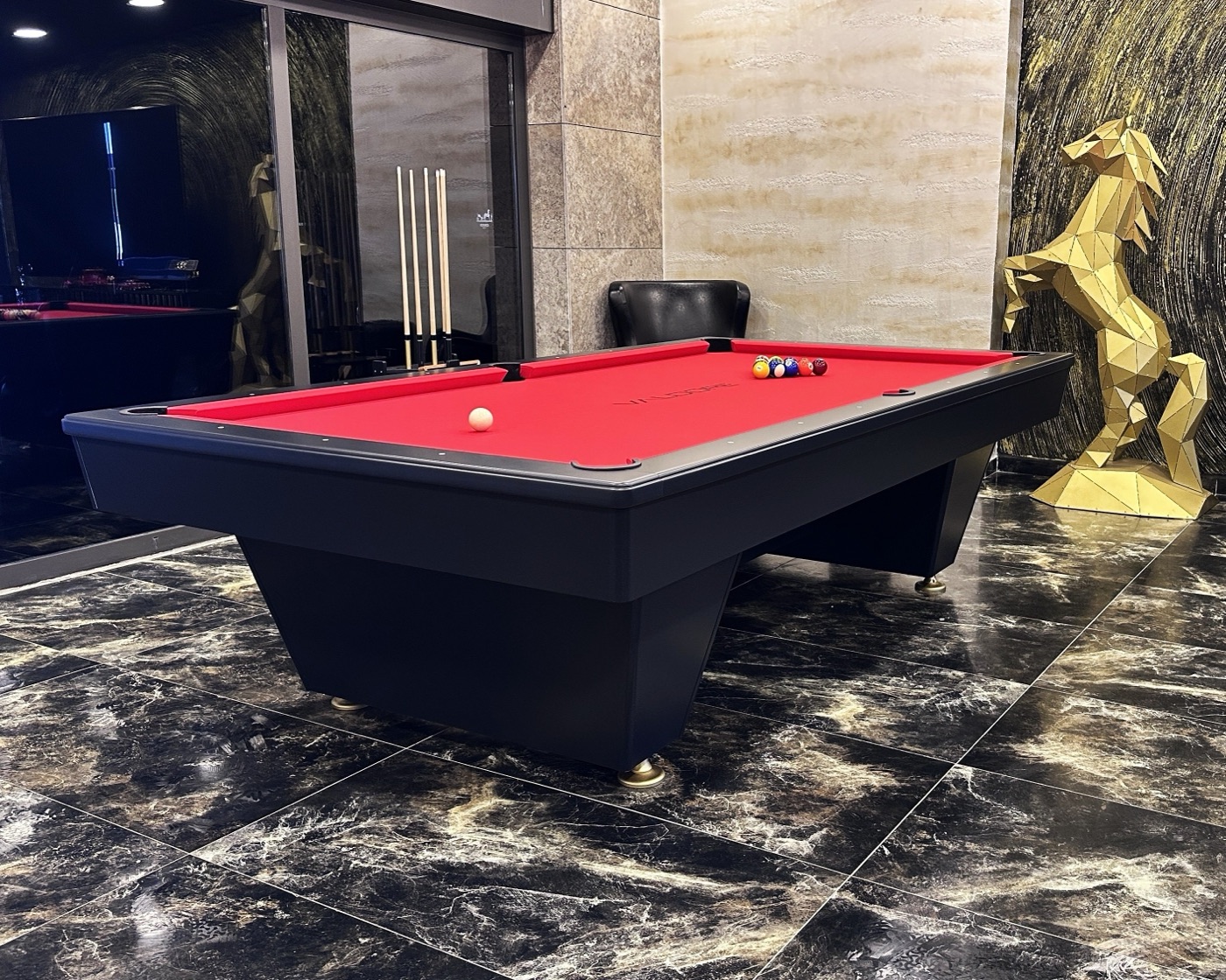 Avrasya Bilardo showroom – kırmızı çuhalı amerikan bilardo masası